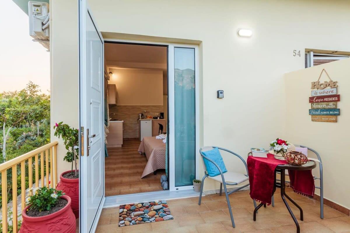 Summer Rose Garden Getaway - A Step To The Beach Kalamata Exterior foto